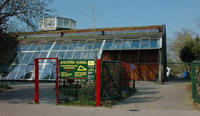 Natuurtuin De Kaardebol, achter gebouw van Stichting Overal